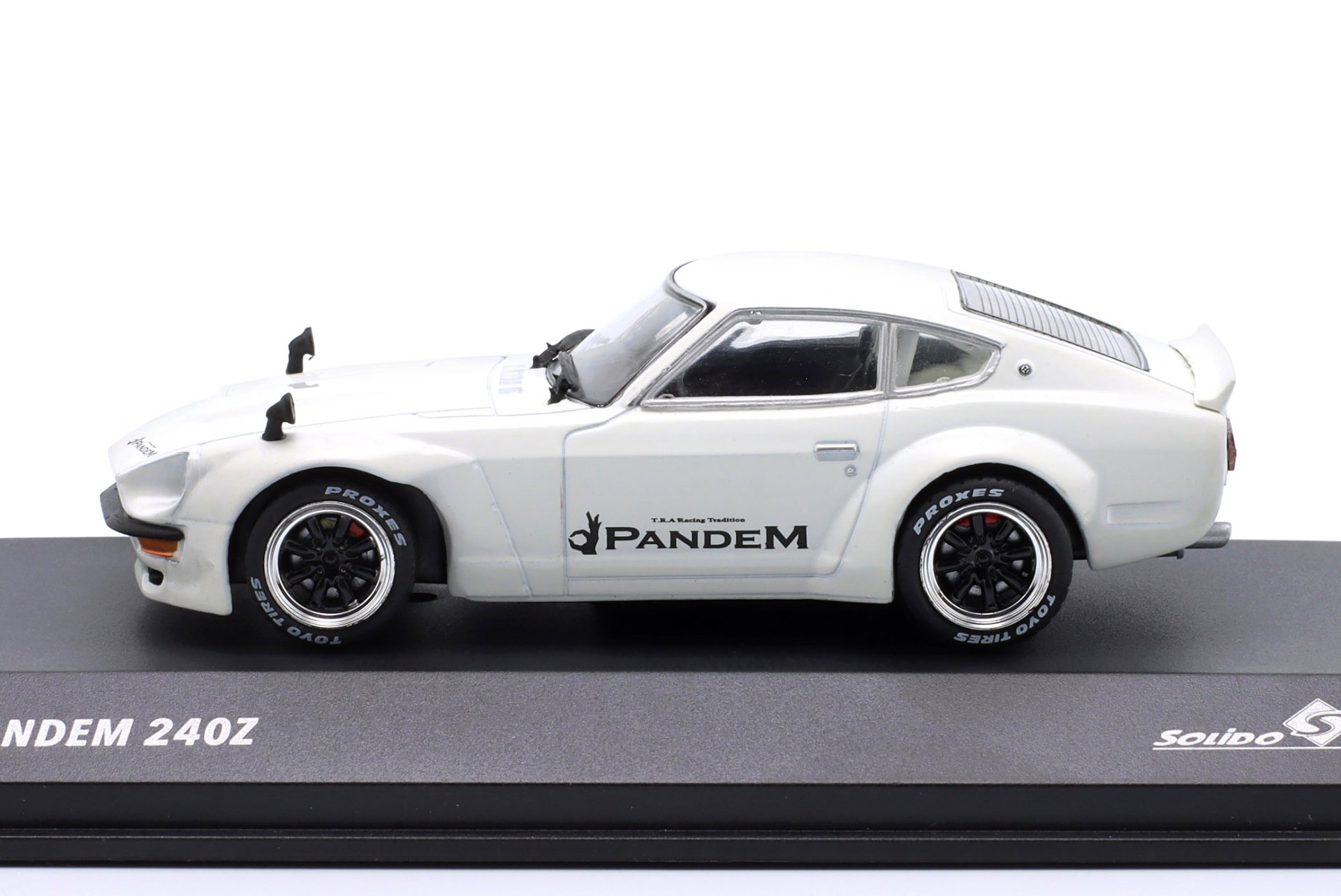 Datsun 240Z Pandem Rocket Bunny Año de construcción 1973 blanco 1:43 Solido