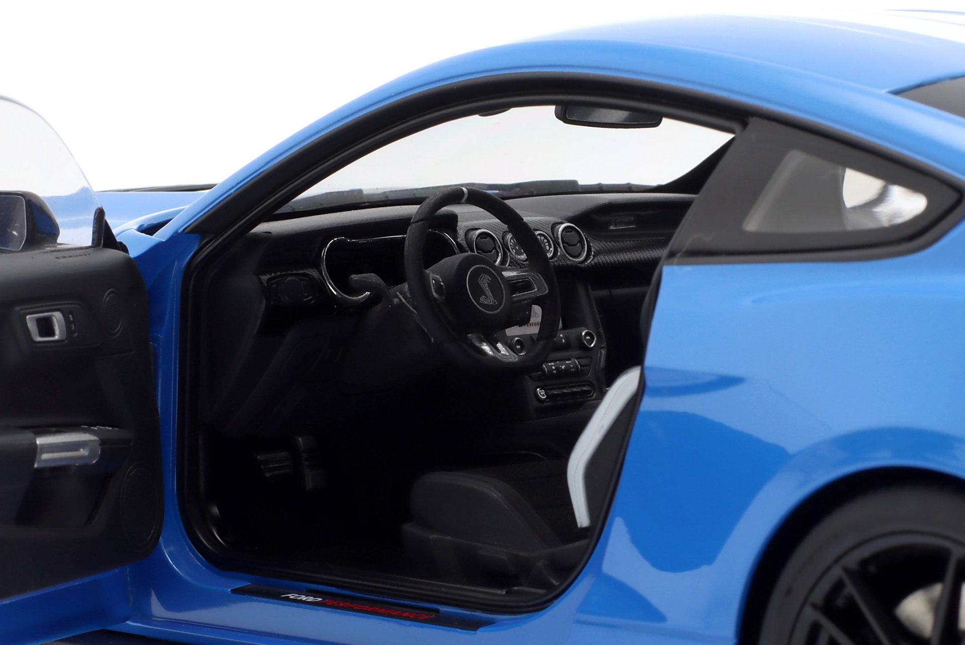 AUTOart 1:18 Ford Mustang Shelby GT500 grabber blue / white