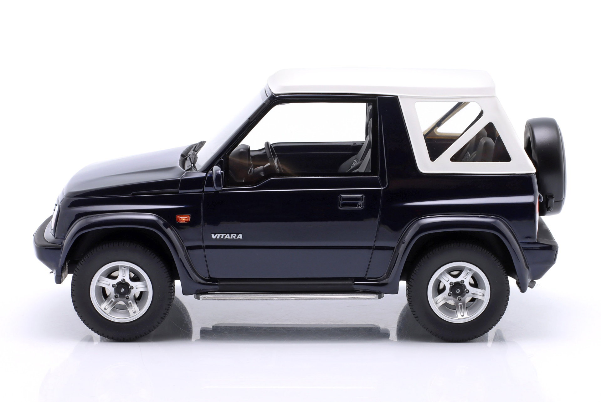 Suzuki Vitara JLX Closed Top Byggeår 1994 mørkeblå metallisk 1:18 OttOmobile