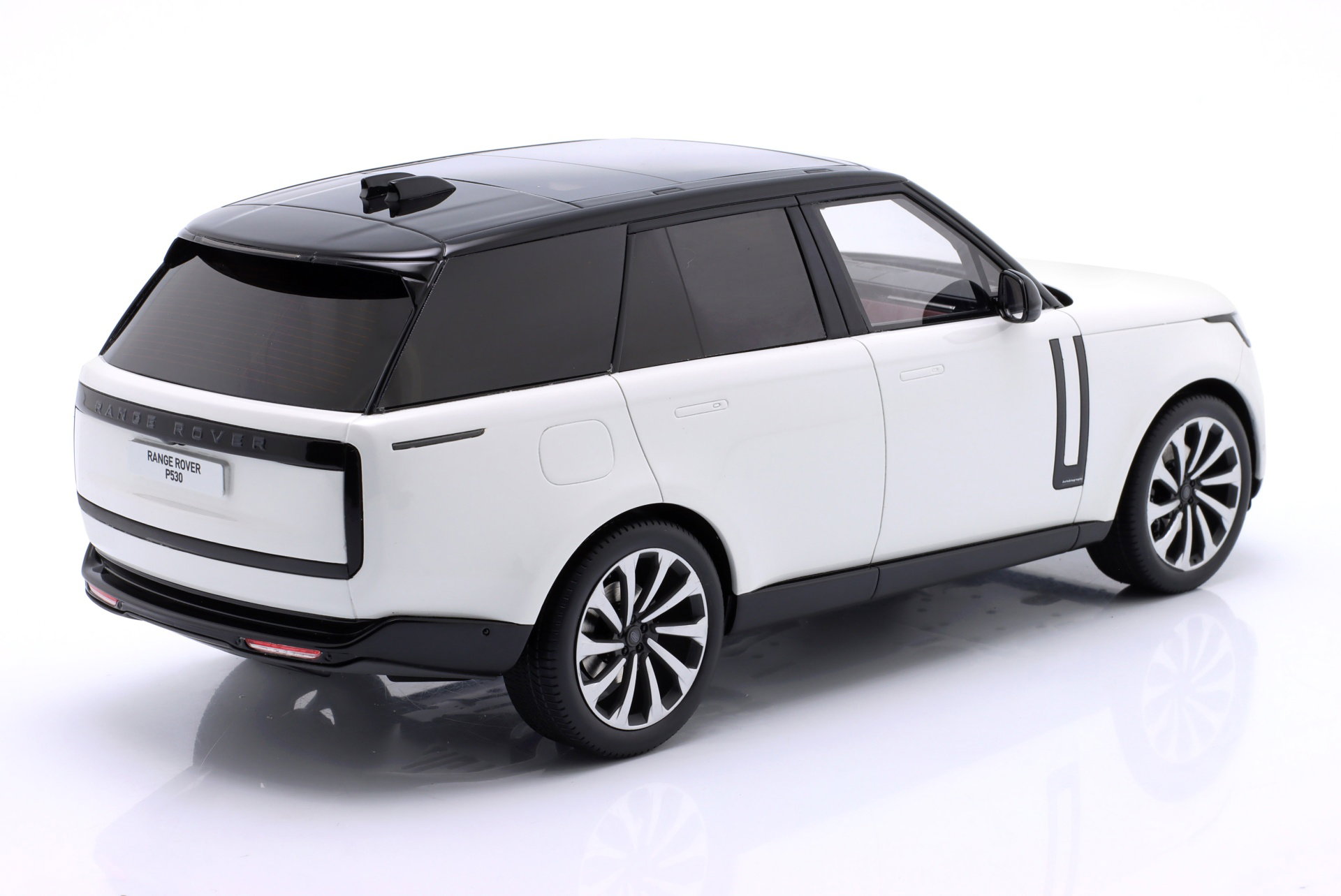 Range Rover P530 Autobiography Año de construcción 2024 Fuji blanco 1:18 GT-Spirit
