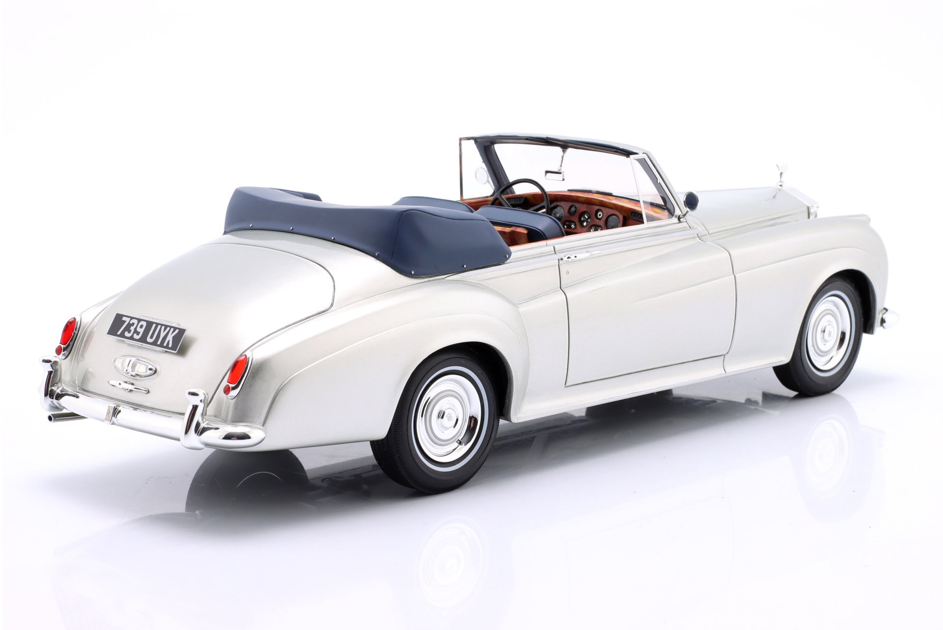 Rolls Royce Silver Cloud II Année de construction 1960-1962 argent métallique 1:18 Cult Scale