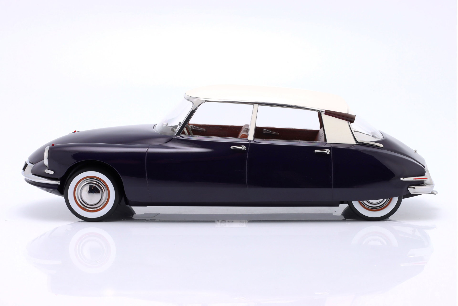 Citroen DS19 Byggeår 1955 violet / beige 1:12 Norev