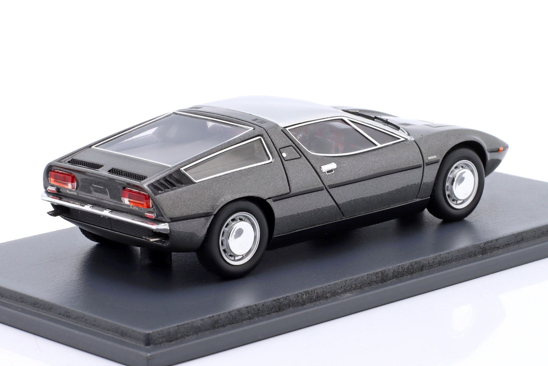 Maserati Bora Año de construcción 1971 gris metálico / plata 1:43 Schuco