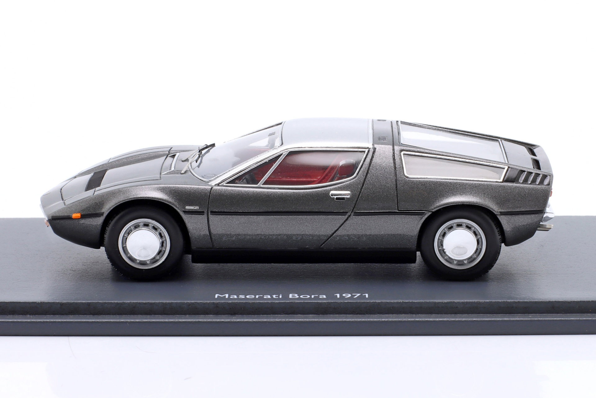 Maserati Bora Año de construcción 1971 gris metálico / plata 1:43 Schuco