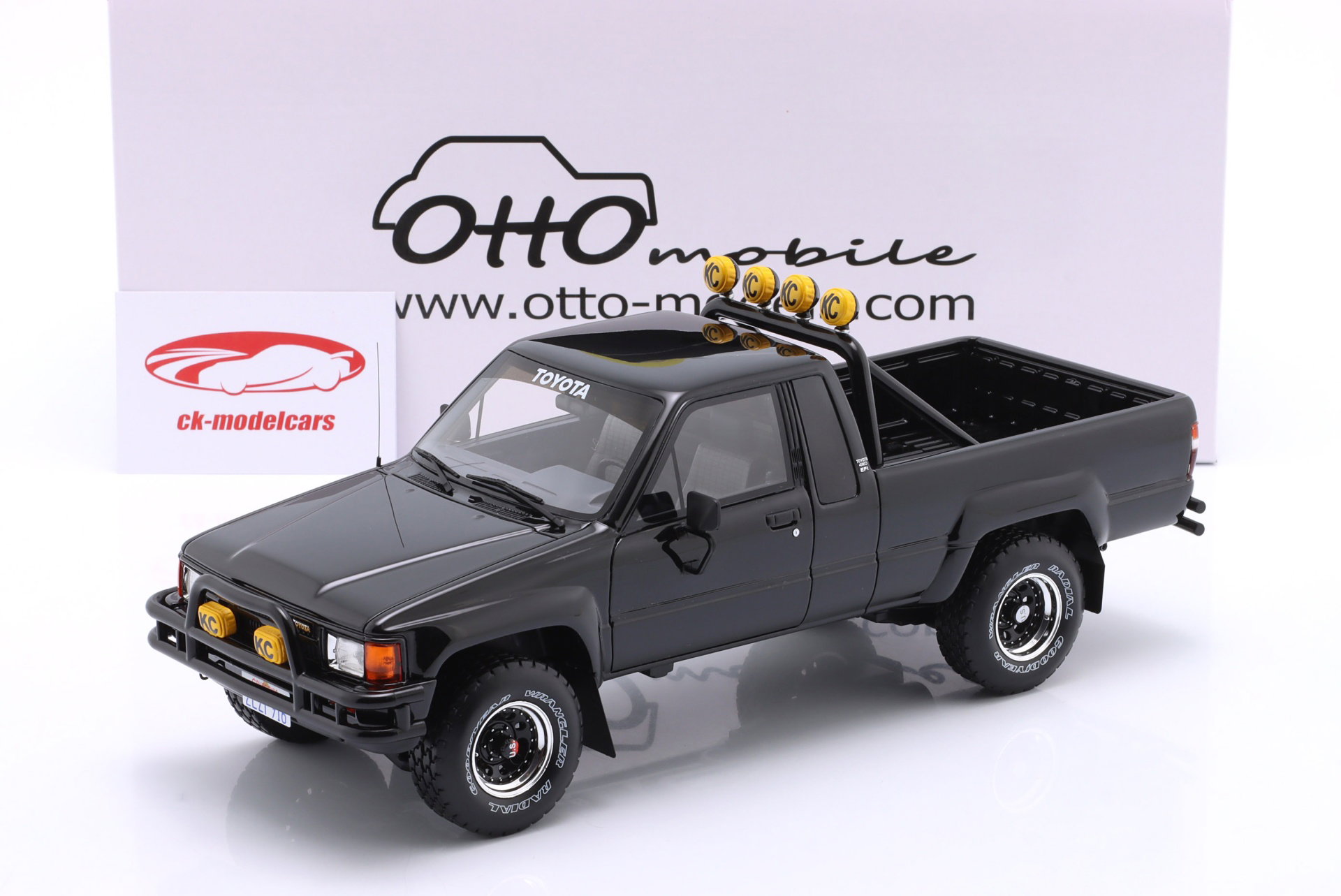 Toyota Hilux SR5 Pick-Up Byggeår 1985 sort 1:18 OttOmobile