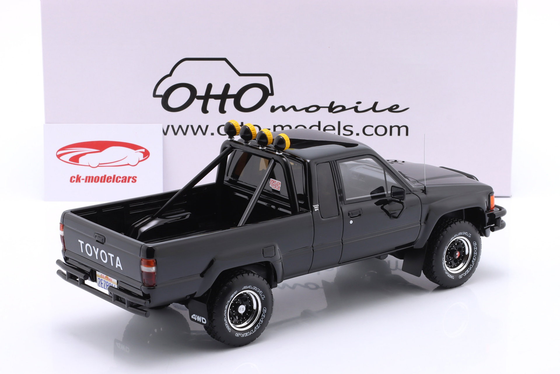Toyota Hilux SR5 Pick-Up Byggeår 1985 sort 1:18 OttOmobile