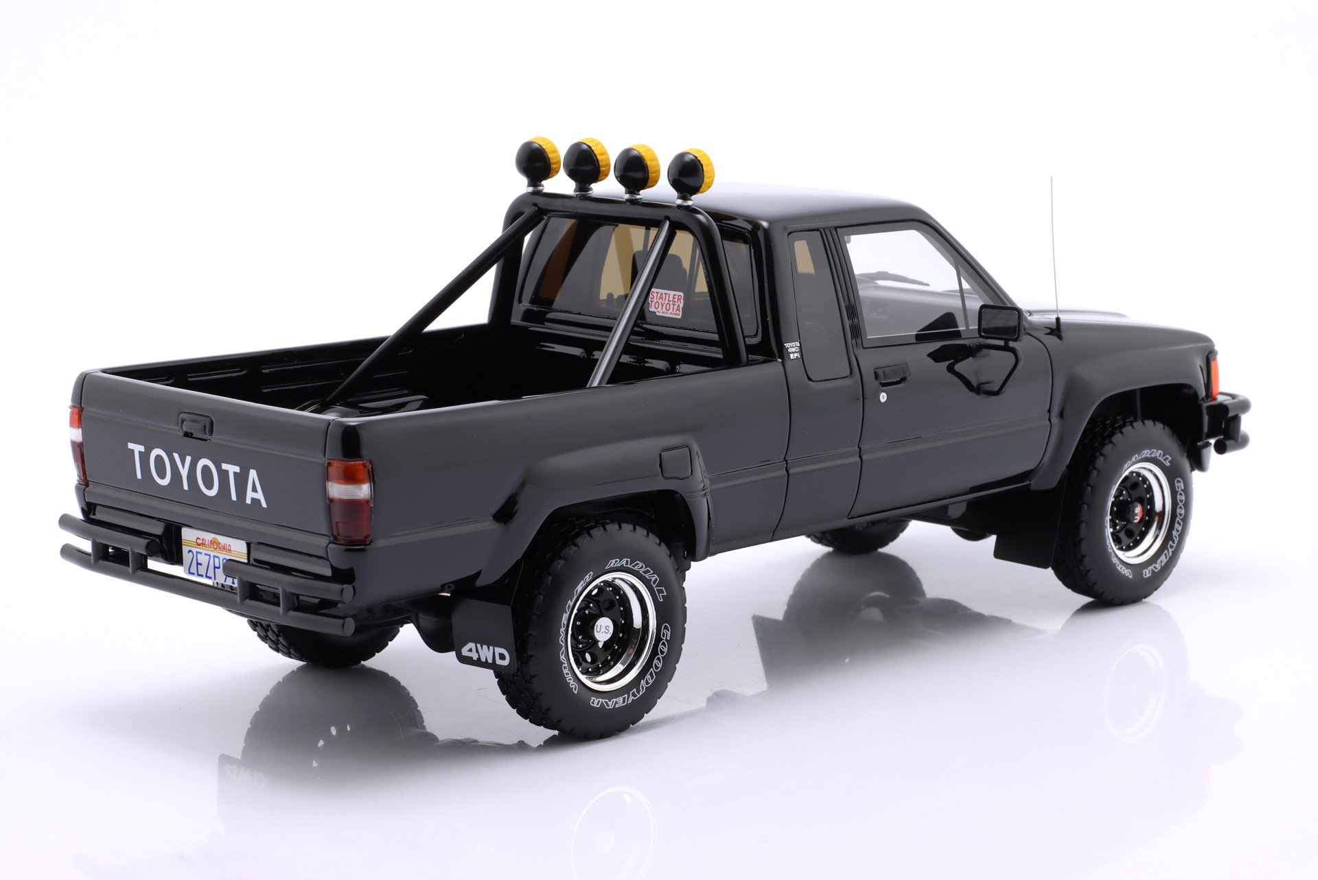 Toyota Hilux SR5 Pick-Up Byggeår 1985 sort 1:18 OttOmobile