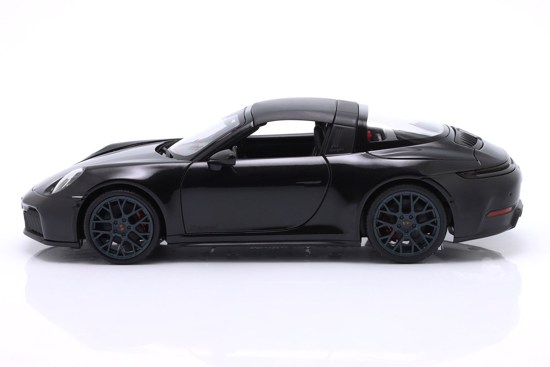 Porsche 911 (992.2) Targa 4 GTS Hybride Année de construction 2025 noir 1:18 Maisto