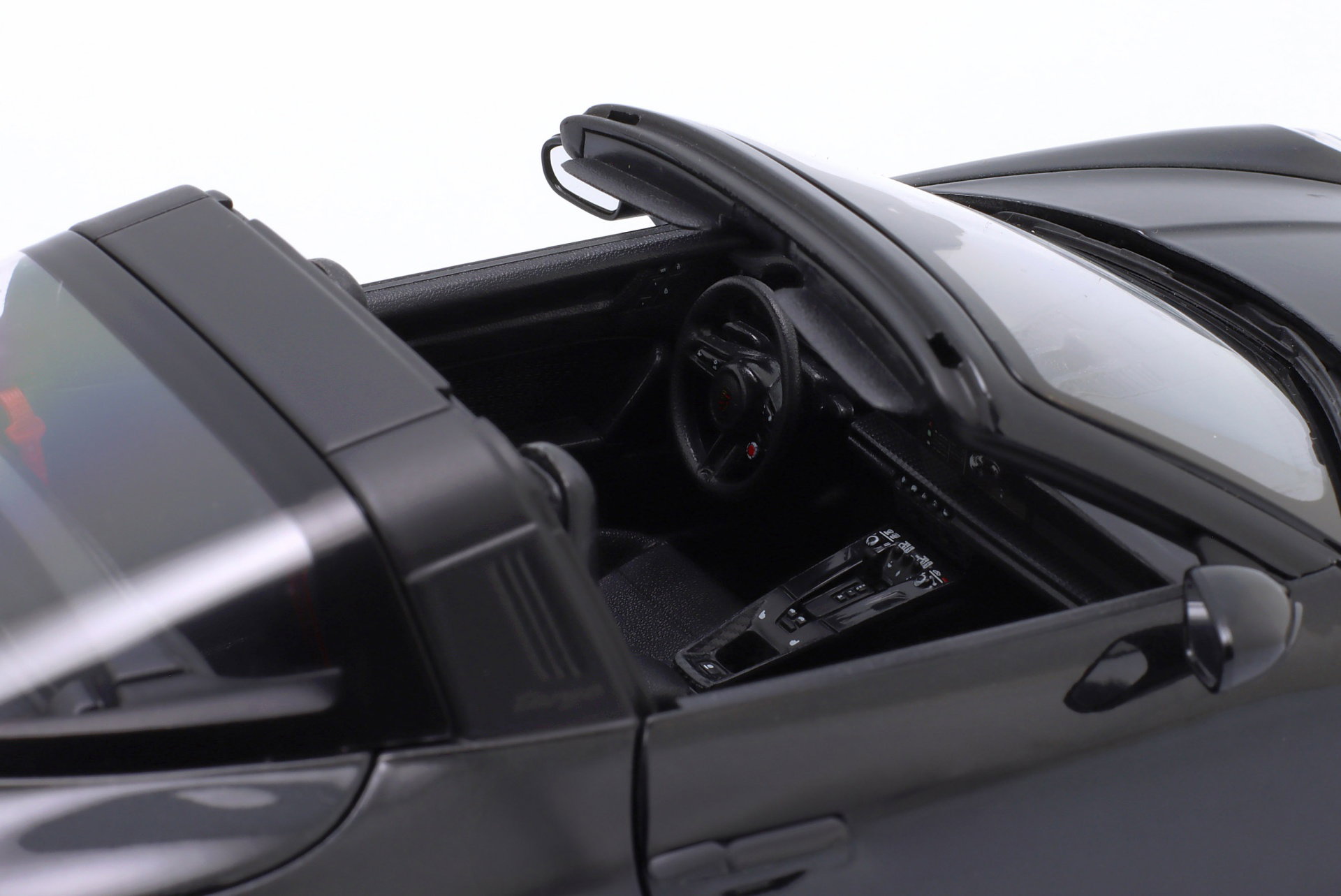 Porsche 911 (992.2) Targa 4 GTS Hybride Année de construction 2025 noir 1:18 Maisto