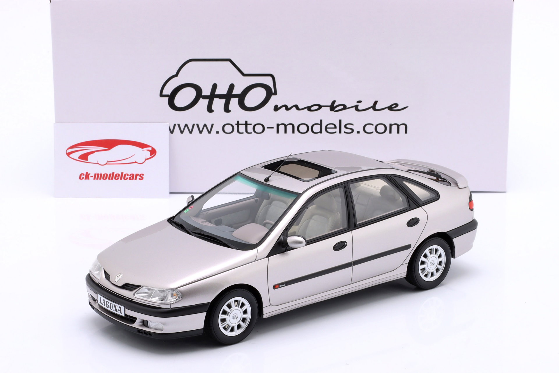 Renault Laguna V6 3.0 Baccara Año de construcción 1996 gris ópalo 1:18 OttOmobile