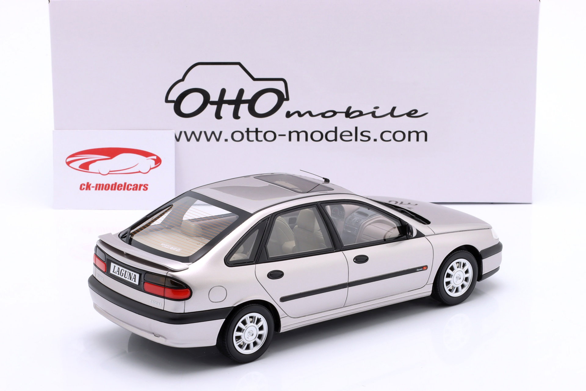 Renault Laguna V6 3.0 Baccara Año de construcción 1996 gris ópalo 1:18 OttOmobile