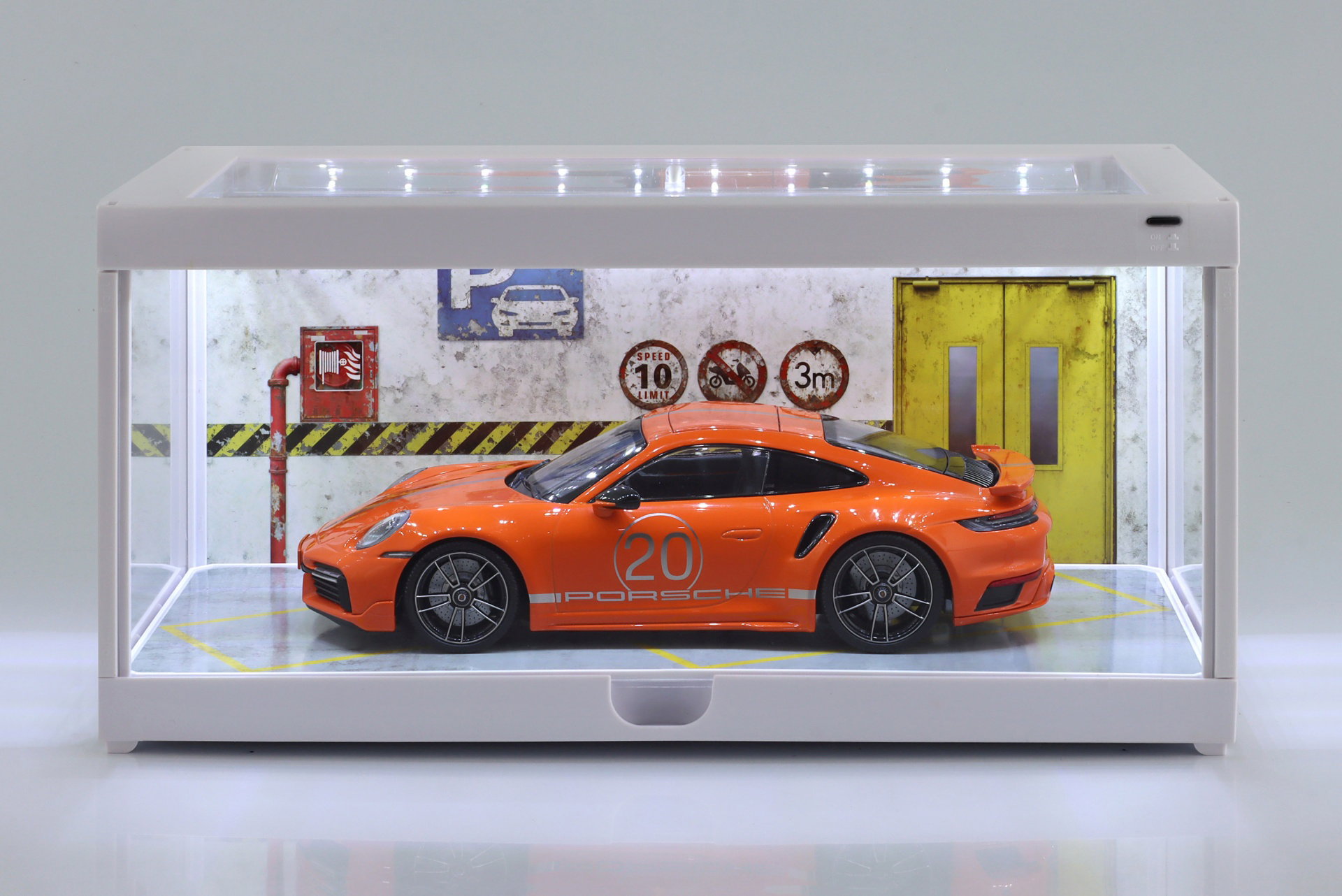Diorama Vitrine individual branco com Iluminação LED para escala 1:18 / 1:24 Triple9