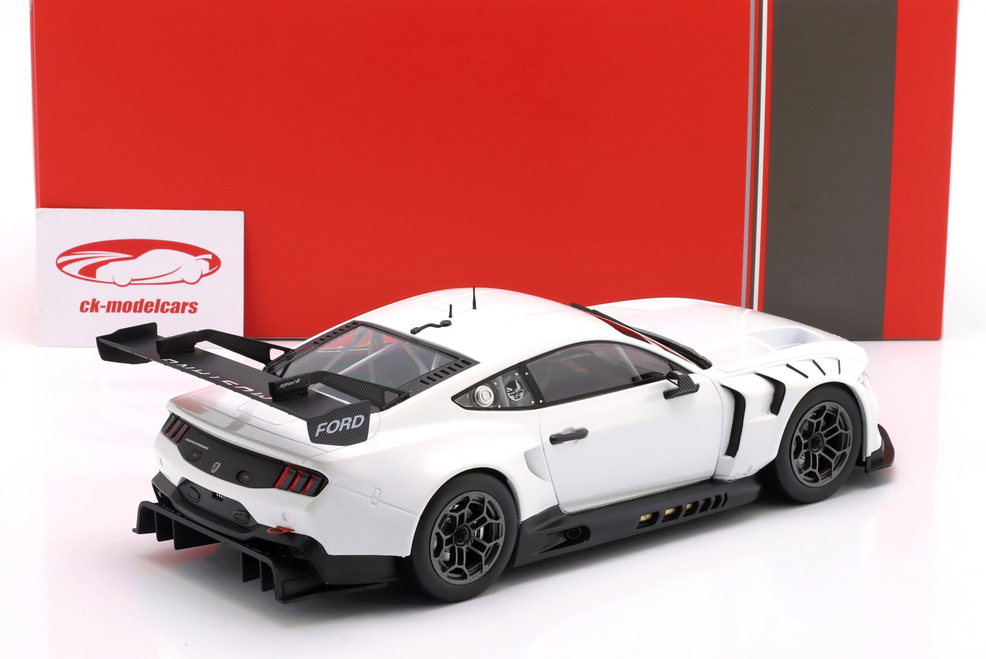 Ford Mustang GT3 Racing Spec Plain Body Version 2024 weiß 1:18 Ixo