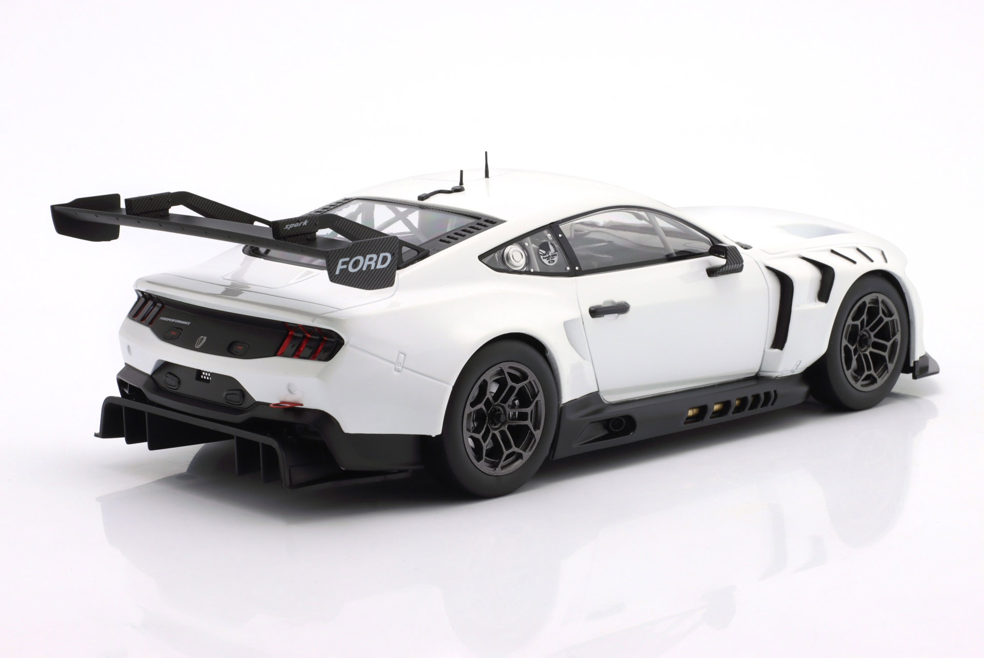 Ford Mustang GT3 Racing Spec Plain Body Version 2024 weiß 1:18 Ixo