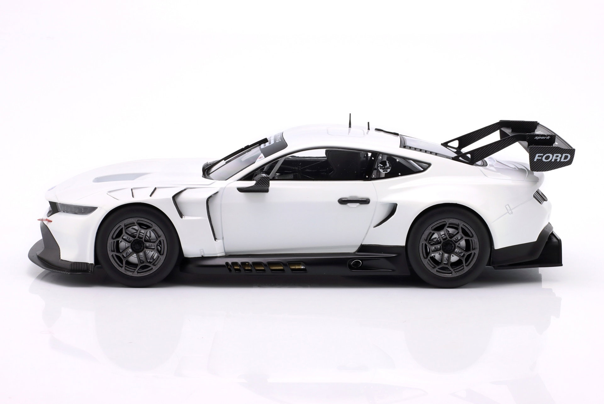 Ford Mustang GT3 Racing Spec Plain Body Version 2024 weiß 1:18 Ixo