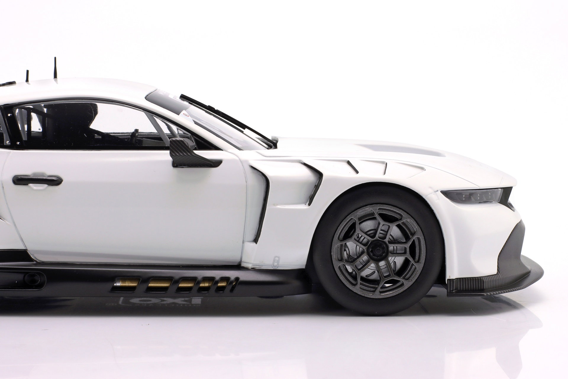 Ford Mustang GT3 Racing Spec Plain Body Version 2024 weiß 1:18 Ixo