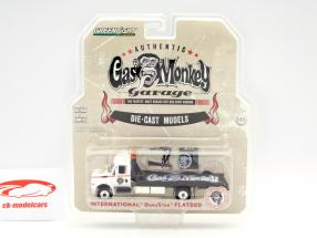 International DuraStar Flatbed Gas Monkey Garage white / black 1:64 Greenlight