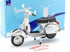 Vespa P200E del Baujahr 1978 silber 1:12 NewRay