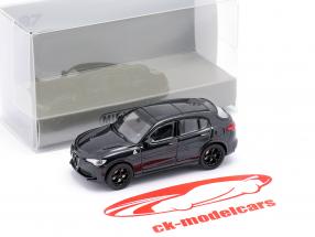 Alfa Romeo Stelvio Quadrifoglio år 2018 sort metallisk 1:87 Minichamps