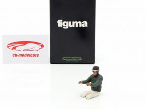 シッター レーサー 図 と グレーグリーン ジャケット 1:18 FigurenManufaktur