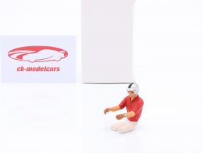 Sitzende Rennfahrerfigur mit rotem Hemd 1:18 FigurenManufaktur