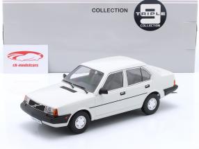 Volvo 340 建設年 1987 白 1:18 Triple9