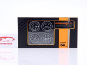 Pneus et jantes ensemble (4 Morceau) Audi RS3 avec Rester argent 1:18 Ixo