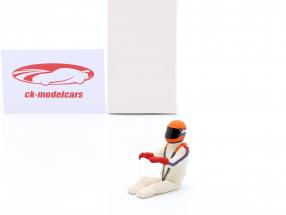 Siddende Racerkørerfigur 1978 med orange hjelm 1:18 FigurenManufaktur