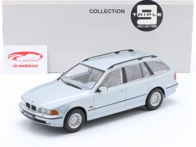 BMW 5 Series Touring (E39) Bouwjaar 1998 arctisch zilver metalen 1:18 Triple9