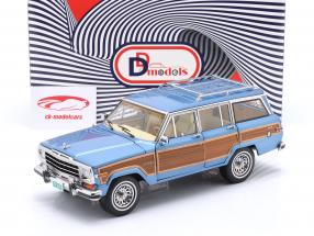 Jeep Grand Wagoneer Bouwjaar 1989 lichtblauw / Houtlook 1:18 DD-Models