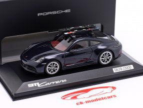 Porsche 911 (992.2) Carrera Coupe と スキー 黒 メタリック 1:43 Minichamps