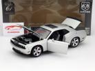 Dodge Challenger SRT8 Año 2008 plata 1:18 Highway 61