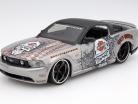 Ford Mustang GT année 2011 argent / noir Harley Davidson 1:24 Maisto
