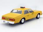 Chevrolet Caprice Classic Sedan NYC Taxi amarillo 1:18 ModelCar Group