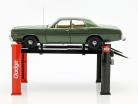 Einstellbare Vier-Säulen Hebebühne Dodge rot / schwarz für Modellautos in 1:18 Greenlight