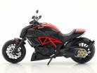 Ducati Diavel Carbon kit år 2011 sort 1:12 Maisto
