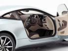 Aston Martin DB11 ano de construção 2017 Skyfall prata 1:18 AUTOart