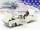 Lincoln Continental MK III Cabriolet 1958 J. F. Kennedy avec figurines 1:18 SunStar