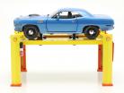 Einstellbare Vier-Säulen Hebebühne Shell gelb / rot 1:18 Greenlight