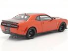Dodge Challenger SRT Hellcat Widebody Bouwjaar 2018 donker oranje 1:18 AUTOart
