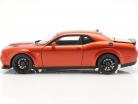 Dodge Challenger SRT Hellcat Widebody Bouwjaar 2018 donker oranje 1:18 AUTOart