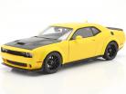 Dodge Challenger SRT Hellcat Widebody Byggeår 2018 gul / sort 1:18 AUTOart