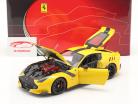 Ferrari F12 TDF Byggeår 2015 modena gul / sort 1:18 BBR