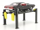 Einstellbare Vier-Säulen Hebebühne dunkelgrau / gelb 1:18 Greenlight