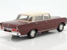 Mercedes-Benz 220SE (W111) Baujahr 1966 dunkelrot / creme weiß 1:18 Cult Scale