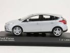 Ford Focus Ano 2011 prata / prata 1:43 Minichamps