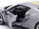 Ferrari 296 GTB Assetto Fiorano Byggeår 2022 Grå metallisk / gul 1:18 Bburago
