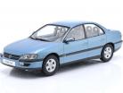 Opel Omega B Byggeår 1996 polar blå metallisk 1:18 Triple9
