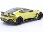 Aston Martin V12 Bouwjaar 2022 Vantage Cosmopolitan geel 1:18 TrueScale