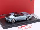 Ferrari 12 Cilindri ano de construção 2024 azul claro metálico 1:43 LookSmart